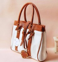 Cartera importada Con detalles en cuero color suela